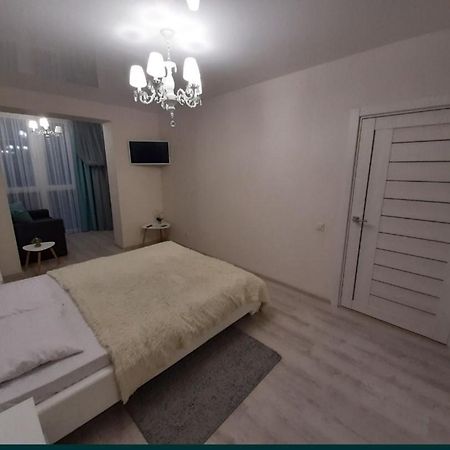 Vip Apartments Lutsʼk Esterno foto