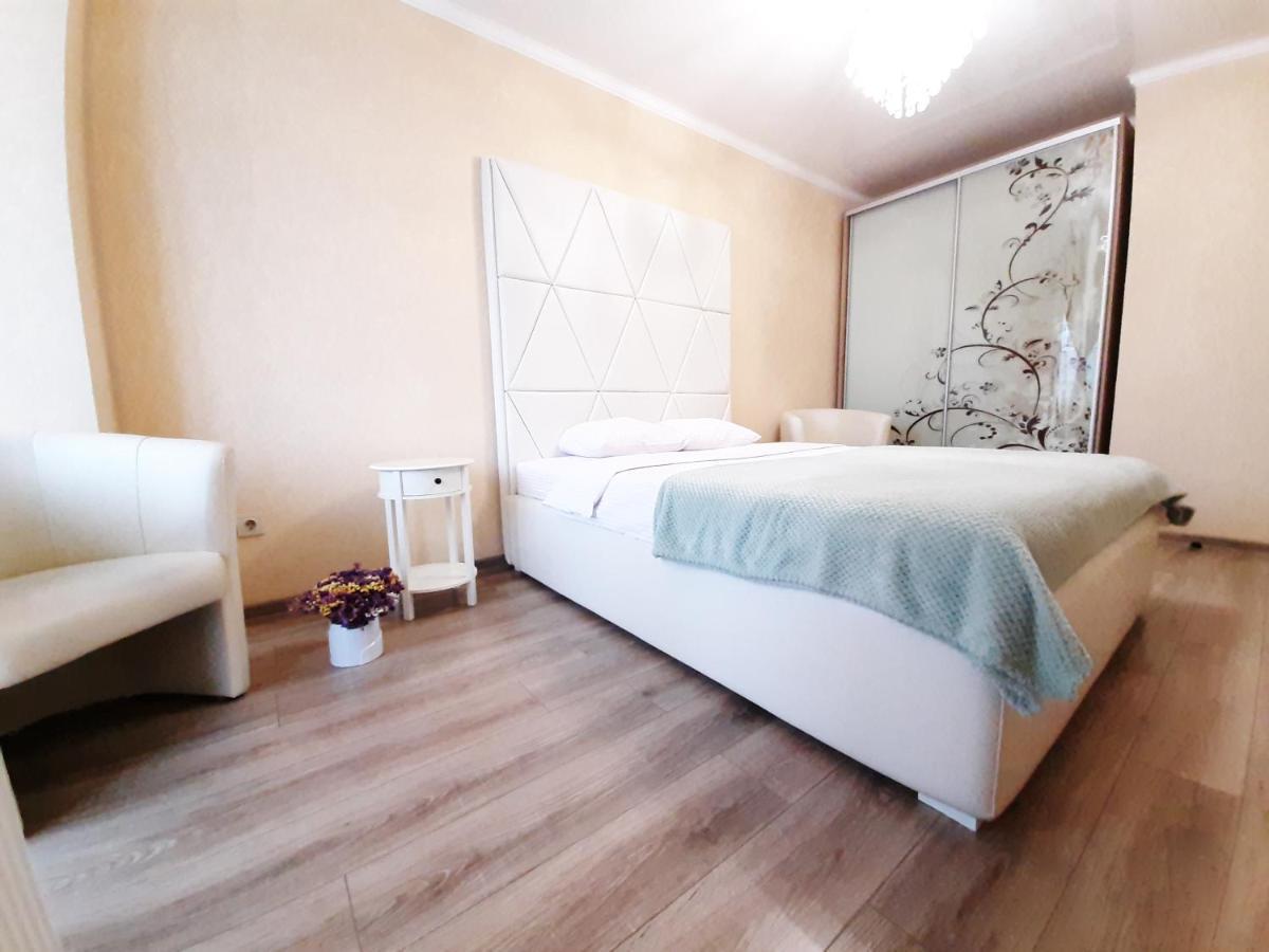Vip Apartments Lutsʼk Esterno foto