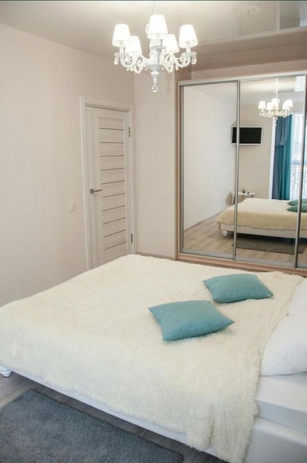Vip Apartments Lutsʼk Esterno foto