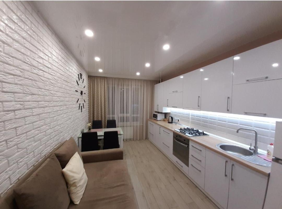 Vip Apartments Lutsʼk Esterno foto