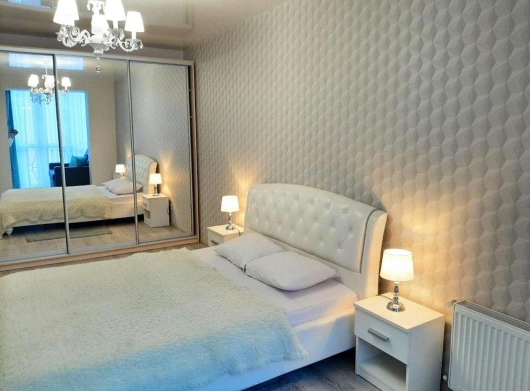 Vip Apartments Lutsʼk Esterno foto