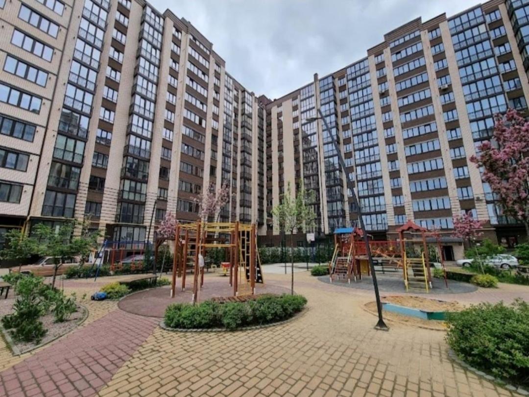 Vip Apartments Lutsʼk Esterno foto